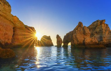 Güneş doğarken Ponta da Piedade manzarası, Algarve, Portekiz