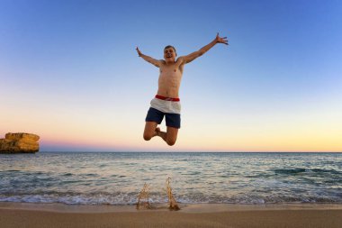 Portekiz, Camilo sahilinde atlayan bir adam var.