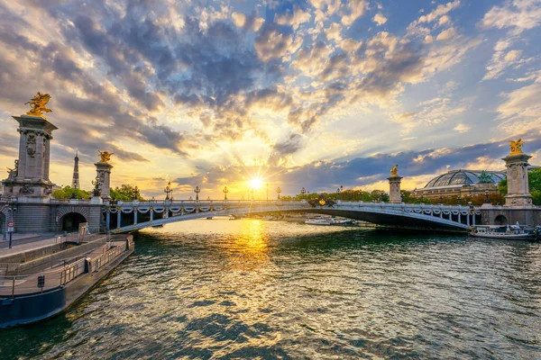 Διάσημη Γέφυρα Alexandre Iii Στο Παρίσι Ηλιοβασίλεμα Γαλλία — Φωτογραφία Αρχείου