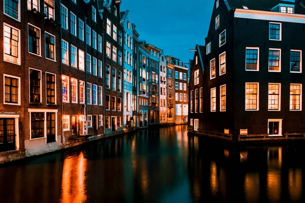 Geceleri tipik Amsterdam evleri, Hollanda