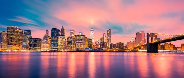 Vista Del Centro Manhattan Nueva York Atardecer Con Rascacielos Iluminados —  Fotos de Stock