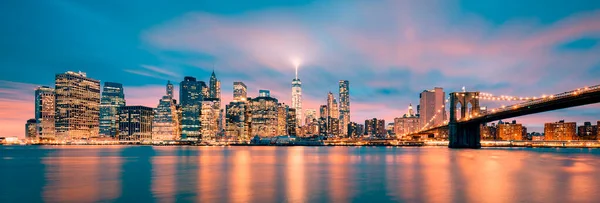 Манхэттен Центре Нью Йорка Сумерках Освещенными Небоскребами Над Восточной Рекой — стоковое фото