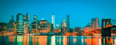 New York Şehri 'nin panoramik manzarası. Manhattan şehir merkezi, alacakaranlıkta. Doğu nehri üzerinde aydınlık gökdelenler var.