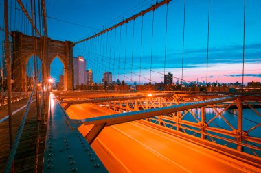 Ünlü Brooklyn Köprüsü 'nün gündoğumundaki görüntüsü.