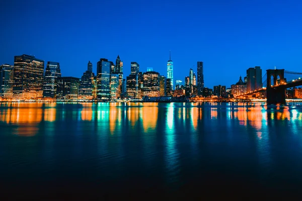 ニューヨークマンハッタンミッドタウンの夕暮れ時には 東の川の上に高層ビルがライトアップされます — ストック写真