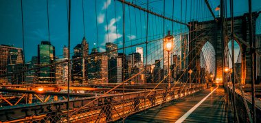 Geceleyin Brooklyn Köprüsü, New York, ABD.