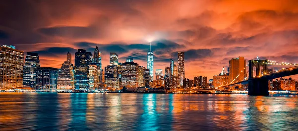 ニューヨーク市の日没時のマンハッタンの景色 — ストック写真