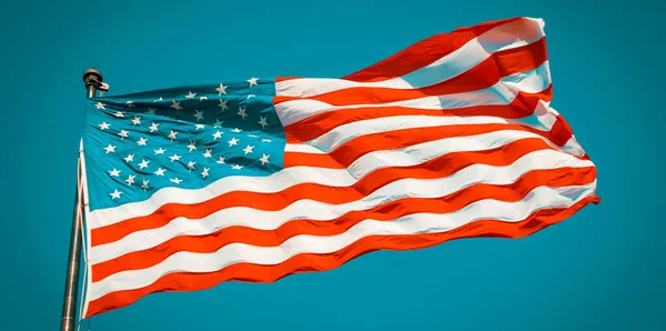 Mavi Gökyüzünde Amerikan Bayrağı Abd Özel Fotoğraf Işleme — Stok fotoğraf