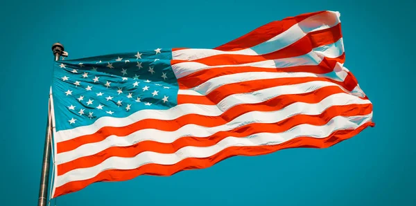 Mavi gökyüzünde Amerikan bayrağı, ABD, özel fotoğraf işleme.