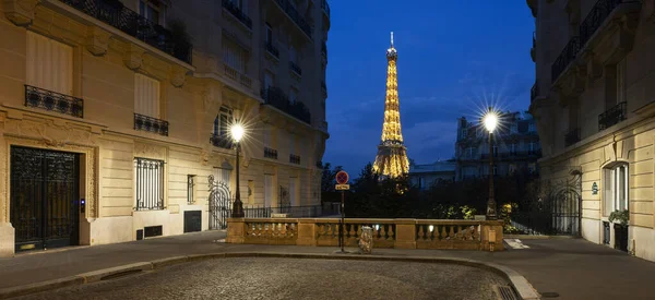 Мала Вулиця Парижі Видом Знамениту Вежу Айфель Франція — стокове фото
