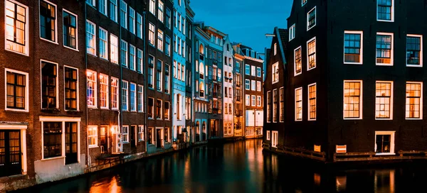 Geceleri tipik Amsterdam evleri, Hollanda