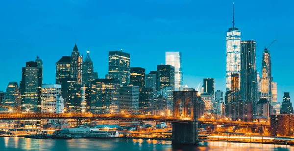 Нью Йорк Сити Центре Манхэттена Сумерках Бруклинским Мостом Сша — стоковое фото