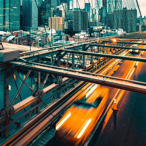 ニューヨークのブルックリン橋を渡るタクシータクシー マンハッタンのスカイラインを背景に — ストック写真