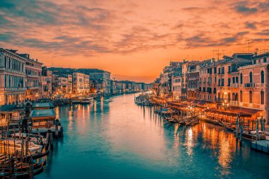 İtalya, Venedik 'te Rialto Köprüsü' nden ünlü büyük kanal. Özel fotoğraf işleme.