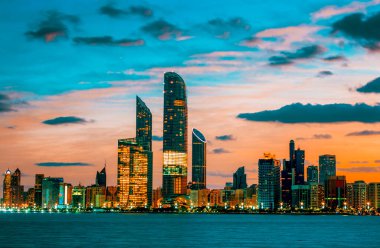Abu Dabi Skyline gün batımında, Birleşik Arap Emirlikleri