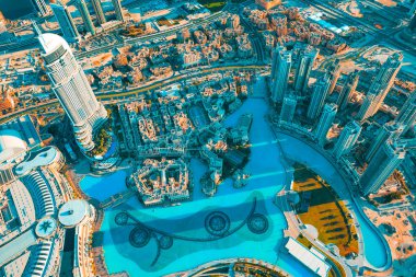 Bir kulenin tepesinden Dubai şehri manzarası.