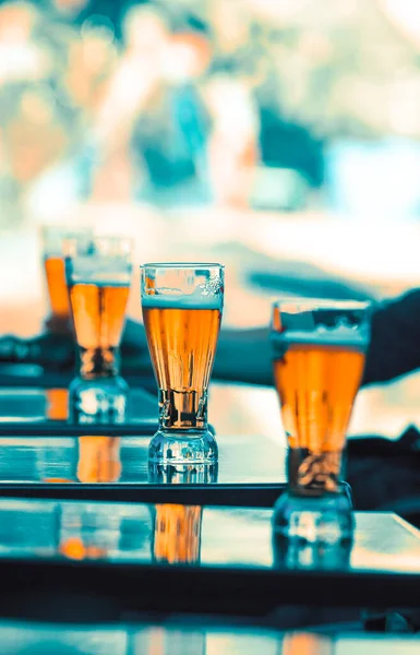 Glazen Bier Een Tafel Een Restaurant — Stockfoto