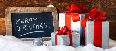 Hediyelerle dolu mutlu noeller, panoramik manzara.