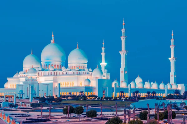 Pemandangan Masjid Abu Dhabi Sheikh Zayed Yang Terkenal Pada Malam — Stok Foto