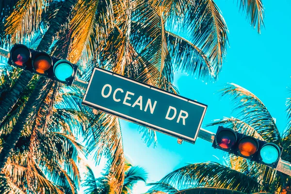 Ocean Drive Skylt Och Trafikljus — Stockfoto