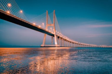 Lizbon, Portekiz 'deki Vasco da Gama köprüsünde gün doğumu