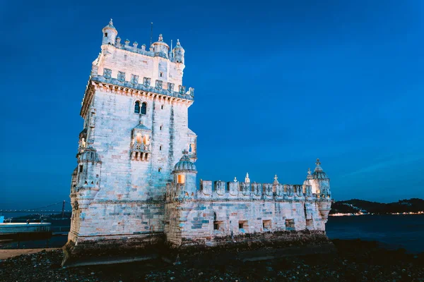 著名的贝伦之塔在夜间 葡萄牙里斯本 — 图库照片