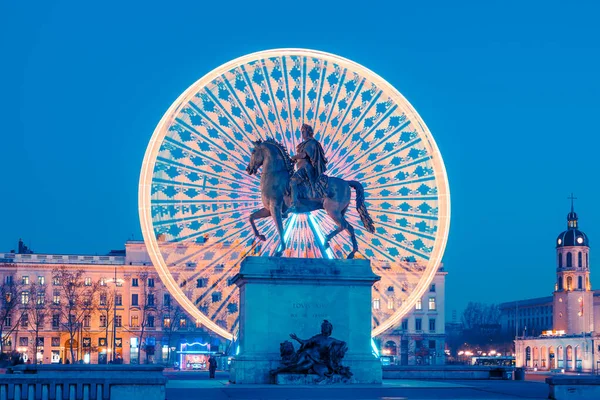 Поместите Bellecour Статую Короля Louis Xiv Ночью Лион Франция — стоковое фото