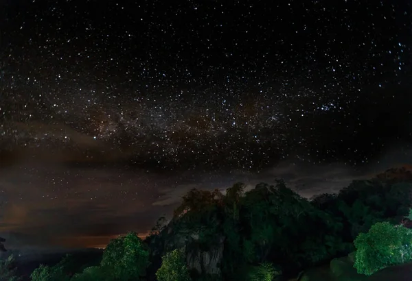 Milchstraße Und Viele Sterne Über Dem Berg Auf Dem Berggipfel — Stockfoto