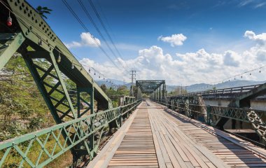 Demir köprü, memorial Köprüsü, Pai Pai Nehri mavi gökyüzü arka plan ile Maehongson Tayland