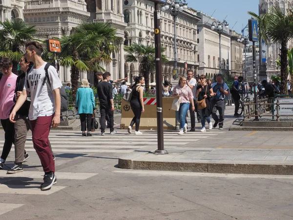 Milan Talya Nisan 2018 Yaklaşık Şehir Merkezinde Yürüyüş Insanlar — Stok fotoğraf