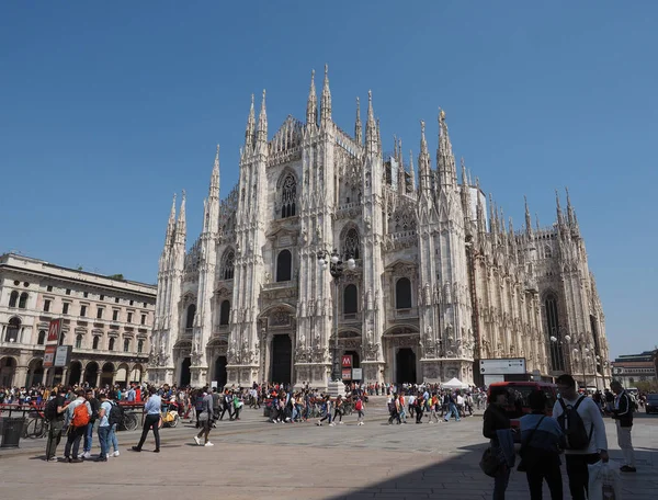 Milão Itália Circa Abril 2018 Pessoas Piazza Duomo Frente Duomo — Fotografia de Stock