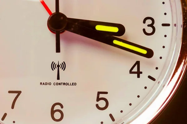 Reloj Despertador Controlado Por Radio Con Brazos Colores Brillantes Símbolo —  Fotos de Stock