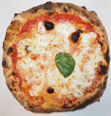 Margherita aka margarita pizza geleneksel İtalyan yemekleri