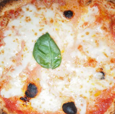 Margherita aka margarita pizza geleneksel İtalyan yemekleri