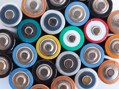 Birçok Aa pil (aka çift A) elektronik cihazlar için