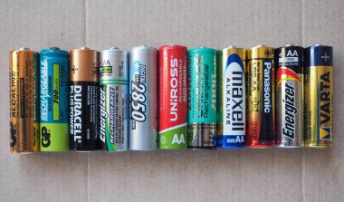 Berlin, Almanya - Mayıs 2018 yaklaşık: Aa pil Gp Duracell Energizer Ansmann Uniross Maxell Panasonic Varta dahil olmak üzere birçok farklı markaların