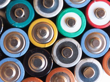 Birçok Aa pil (aka çift A) elektronik cihazlar için