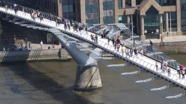 İnsanlar Millennium Köprüsü'nde Londra