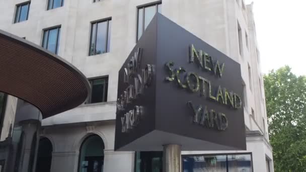 Nieuw teken van de politie van de Scotland Yard in Londen — Stockvideo