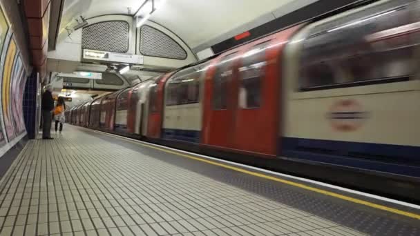 Stazione della metropolitana di Londra — Video Stock