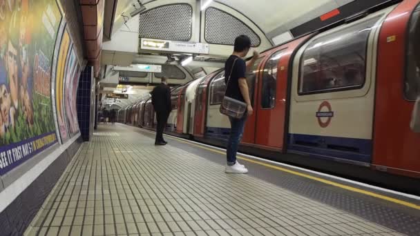 Stanice metra Londýn — Stock video