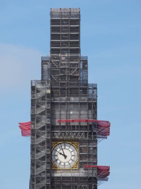 Big Ben, Parlamento Binası 'nda çalışıyor. Nam-ı diğer Londra' daki Westminster Sarayı.