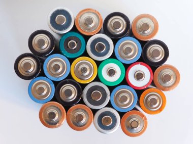 Birçok Aa pil (aka çift A) elektronik cihazlar için
