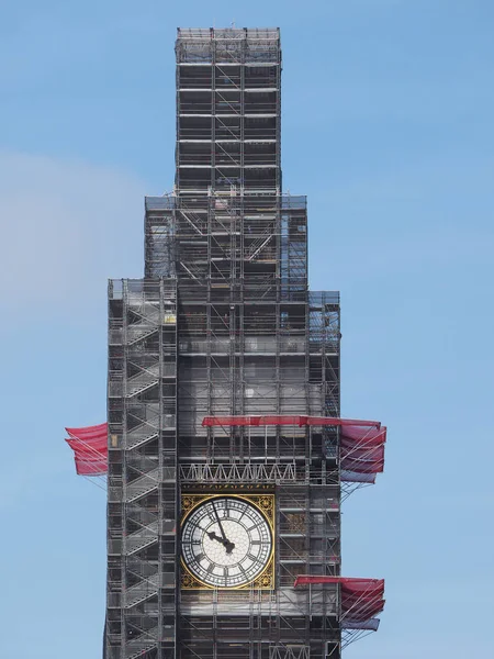 Big Ben, Parlamento Binası 'nda çalışıyor. Nam-ı diğer Londra' daki Westminster Sarayı.