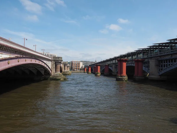 Blackfriars Köprüsü Londra, İngiltere 'de Thames Nehri üzerinde.