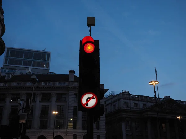 Feu Rouge Signifiant Arrêt Vue Crépuscule Bleu Heure Avant Coucher — Photo