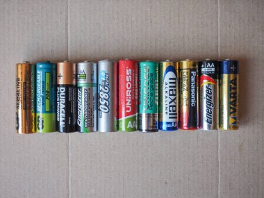 Berlin, Almanya - Mayıs 2018 yaklaşık: Aa pil Gp Duracell Energizer Ansmann Uniross Maxell Panasonic Varta dahil olmak üzere birçok farklı markaların