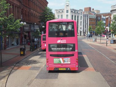 Belfast, İngiltere - Haziran 2018 yaklaşık: Çift katlı alçak taban Metro otobüs toplu taşıma