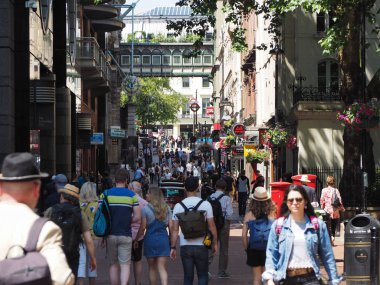 Londra, İngiltere - Haziran 2018 yaklaşık: İnsanlar Villiers caddesindeki Strand dolgu ile bağlanma