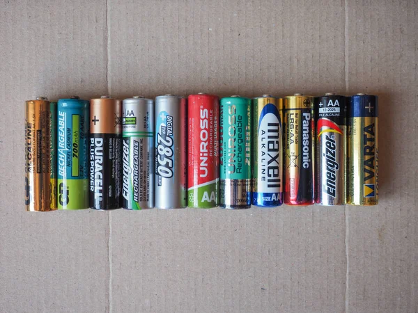 Berlin, Almanya - Mayıs 2018 yaklaşık: Aa pil Gp Duracell Energizer Ansmann Uniross Maxell Panasonic Varta dahil olmak üzere birçok farklı markaların